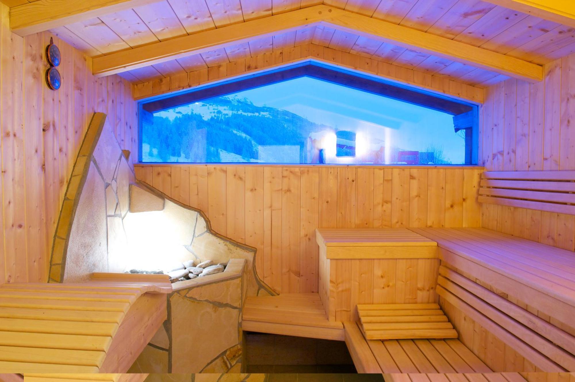 Simone'S Platzerl - Inklusive Taeglichem Freien Eintritt Tauern Spa - Nur 5 Gehminuten, Sommerkarte, Privatem Garten Mit Schwimmteich, Grill Und Saunabereich Kaprun Buitenkant foto