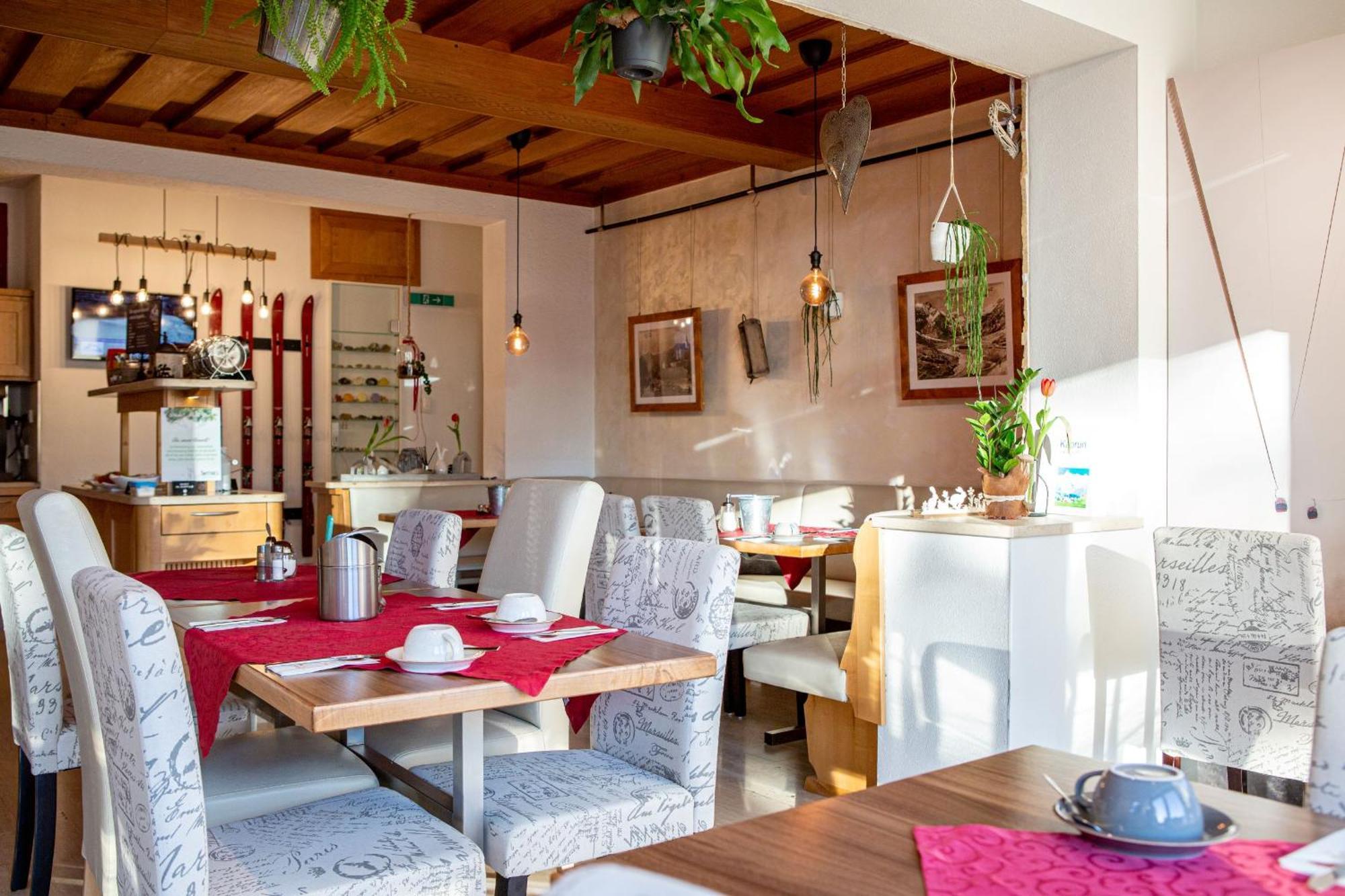 Simone'S Platzerl - Inklusive Taeglichem Freien Eintritt Tauern Spa - Nur 5 Gehminuten, Sommerkarte, Privatem Garten Mit Schwimmteich, Grill Und Saunabereich Kaprun Buitenkant foto
