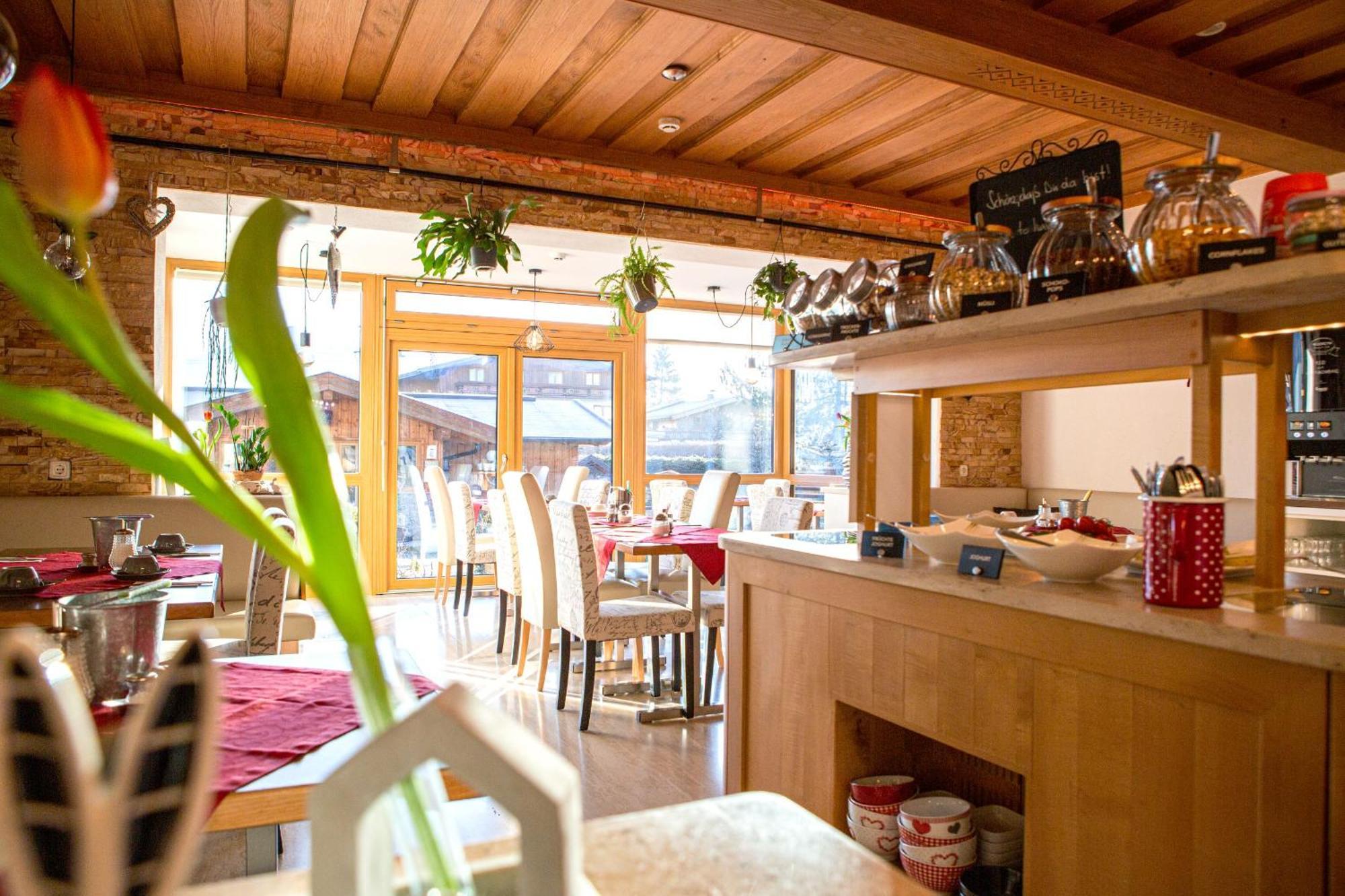 Simone'S Platzerl - Inklusive Taeglichem Freien Eintritt Tauern Spa - Nur 5 Gehminuten, Sommerkarte, Privatem Garten Mit Schwimmteich, Grill Und Saunabereich Kaprun Buitenkant foto