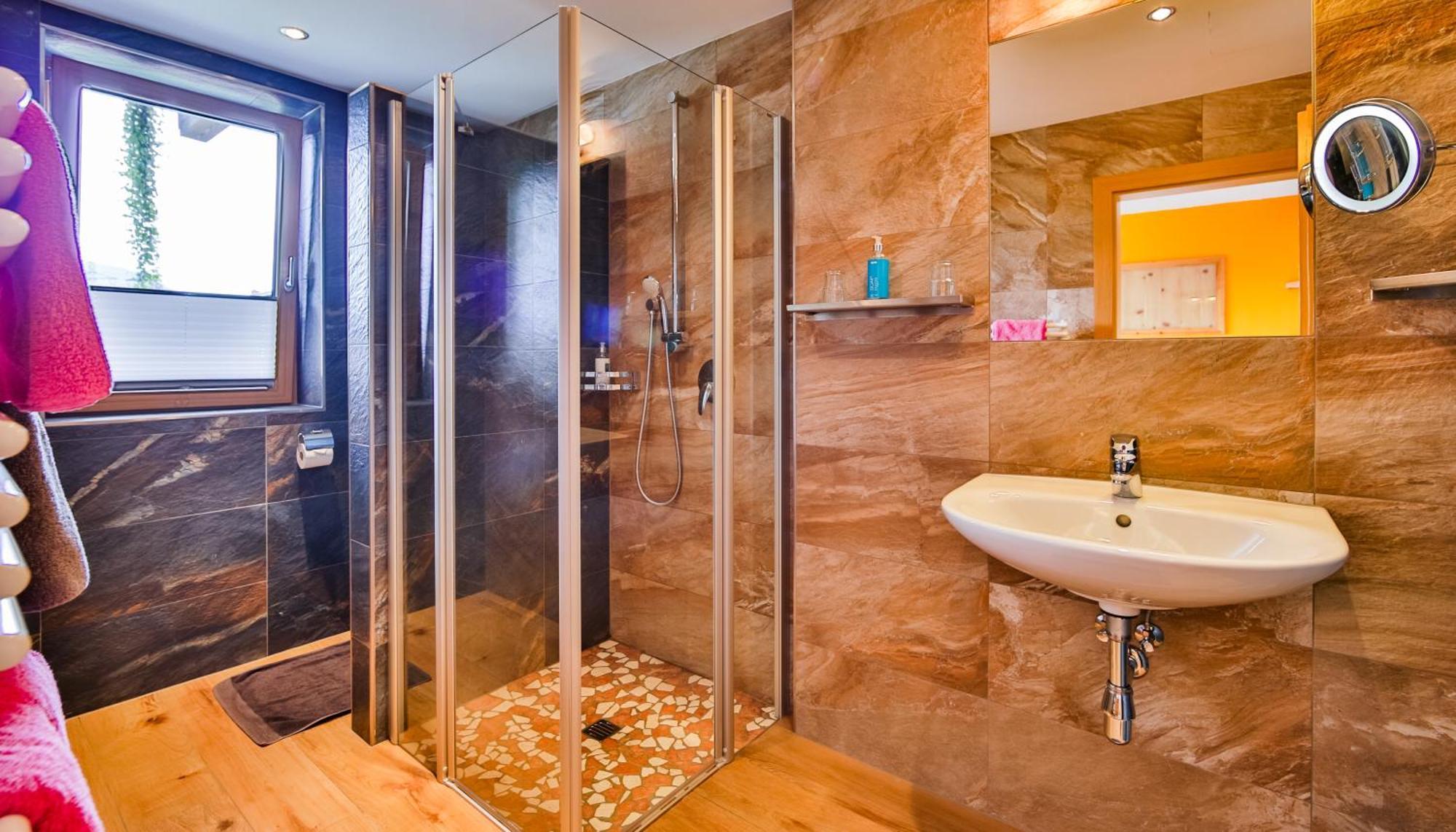 Simone'S Platzerl - Inklusive Taeglichem Freien Eintritt Tauern Spa - Nur 5 Gehminuten, Sommerkarte, Privatem Garten Mit Schwimmteich, Grill Und Saunabereich Kaprun Buitenkant foto
