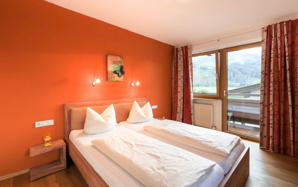 Simone'S Platzerl - Inklusive Taeglichem Freien Eintritt Tauern Spa - Nur 5 Gehminuten, Sommerkarte, Privatem Garten Mit Schwimmteich, Grill Und Saunabereich Kaprun Buitenkant foto