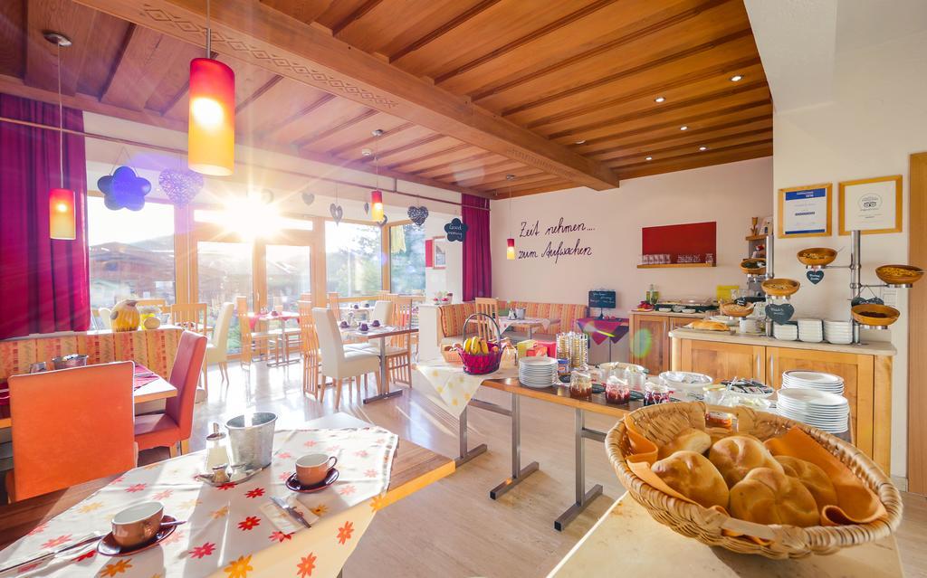 Simone'S Platzerl - Inklusive Taeglichem Freien Eintritt Tauern Spa - Nur 5 Gehminuten, Sommerkarte, Privatem Garten Mit Schwimmteich, Grill Und Saunabereich Kaprun Buitenkant foto