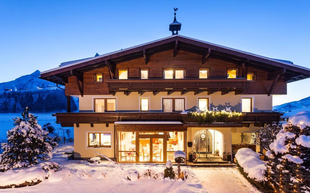 Simone'S Platzerl - Inklusive Taeglichem Freien Eintritt Tauern Spa - Nur 5 Gehminuten, Sommerkarte, Privatem Garten Mit Schwimmteich, Grill Und Saunabereich Kaprun Kamer foto