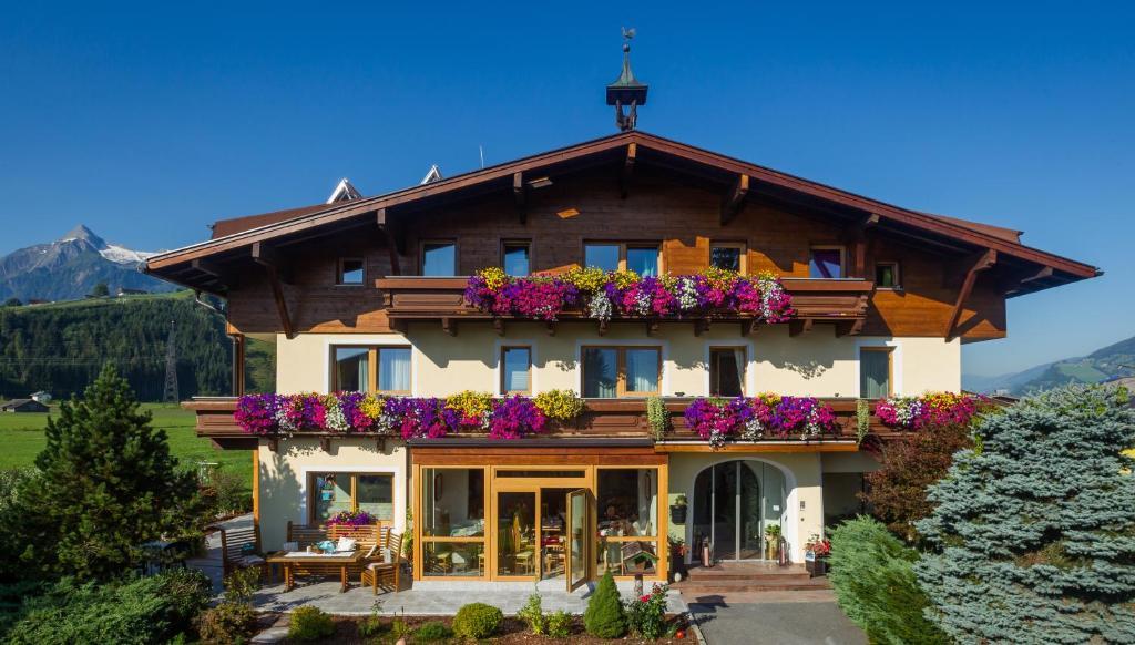 Simone'S Platzerl - Inklusive Taeglichem Freien Eintritt Tauern Spa - Nur 5 Gehminuten, Sommerkarte, Privatem Garten Mit Schwimmteich, Grill Und Saunabereich Kaprun Kamer foto