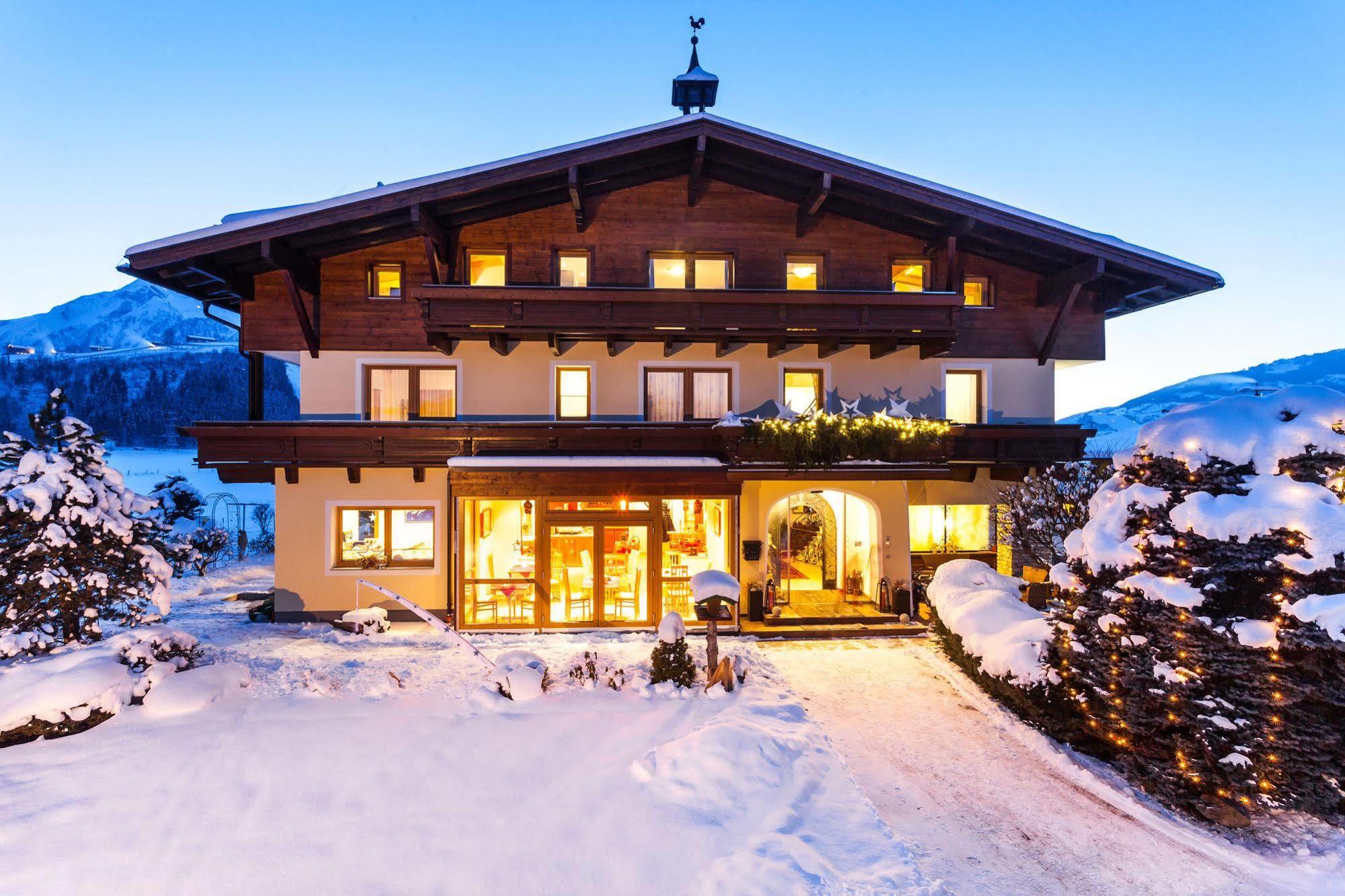 Simone'S Platzerl - Inklusive Taeglichem Freien Eintritt Tauern Spa - Nur 5 Gehminuten, Sommerkarte, Privatem Garten Mit Schwimmteich, Grill Und Saunabereich Kaprun Buitenkant foto