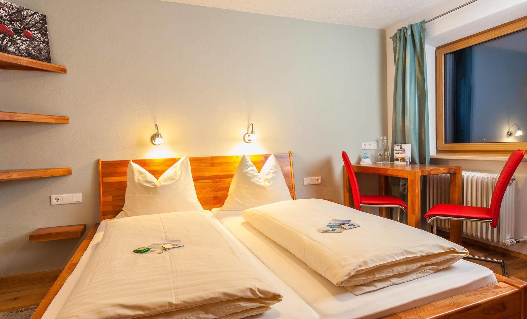 Simone'S Platzerl - Inklusive Taeglichem Freien Eintritt Tauern Spa - Nur 5 Gehminuten, Sommerkarte, Privatem Garten Mit Schwimmteich, Grill Und Saunabereich Kaprun Buitenkant foto